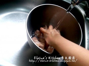 step3: 出水的豬軟骨放入碗內用水沖一沖洗油份及瀝乾