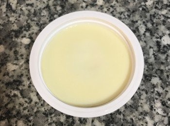 step12: 完成後確認布丁液都凝固即可倒扣在盤子裡；熱熱的吃別有風味，也能冷藏後享用。
如用碗做的話，倒扣前可用小刀延著碗邊淺淺的劃一圈，會比較容易脫模。