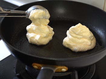 step6: 用小火燒熱平底鍋，加入淡味油和牛油塗勻。將麵糊放入平底鑊，鋪三層厚，加一茶匙水，蓋上鍋蓋煎4分鐘。
📝淡味油和牛油各半，做出來的班戟顏色最好看。