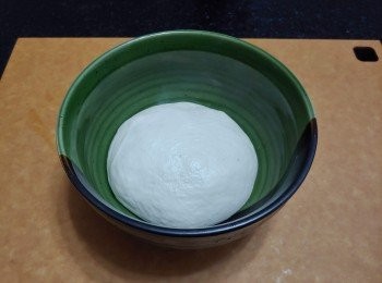 step4: 放溫暖處發酵至倍大
*******Tips:   可放一杯熱水在密封處（如焗爐或微波爐內）有助提升發酵速度。 ******