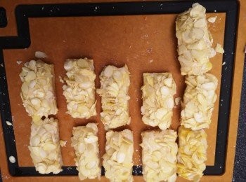 step3: 連盤連架放入水波爐預熱，按水波爐［炸物］Mode 功能，如果用空氣炸鍋請用200度加熱網層。如選用油炸多士，油熱炸一次盛起再快手炸多次。