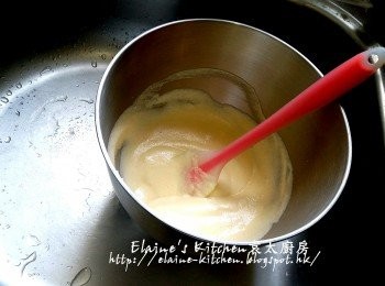 step8: 拌勻後再倒入餘下的蛋白內拌勻