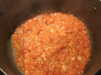 step10: 倒入牛肉、醃料和薑片拌炒；