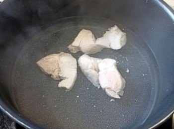 step2: 洗淨所有材料，<a href="https://bit.ly/3ANJVUp" target="_blank" data-keyword="豬展" class="guide-link"><strong>豬展</strong></a> <span style="display:inline-block;vertical-align:middle;margin-top:-3px;color:initial;border-radius:3px;padding:2px 3px;font-size:12px;line-height:14px;background:#87d300;color:#fff;">即買</span> 汆水備用