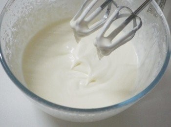 step1: 將忌廉加上砂糖打至七成有紋路不掉下來
 牛奶和煉奶攪拌好後倒入已打發的忌廉中，攪拌好後加入阿華田粉 攪拌至無顆粒狀態即可