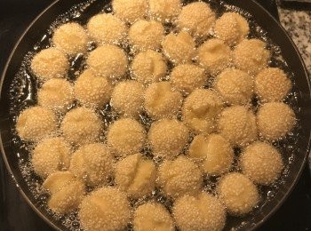 step15: 麵糰會逐漸開口，持續小火炸到開口呈金黃色後，開大火逼油；