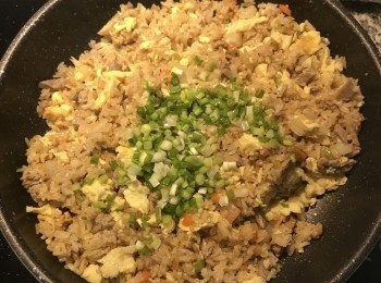 step12: 最後放入蔥花，快速拌炒出蔥香味即可。