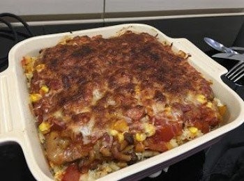 step4: 舖上大量芝士碎，放入焗爐以180度焗4-5分鐘, 芝士變金黃色就食得