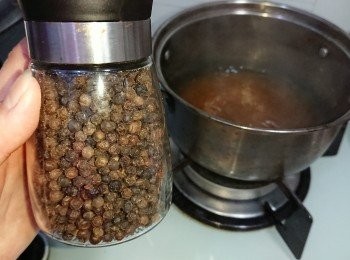 step6: 在煮好的醬汁上灑上黑胡椒碎。