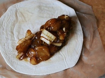 step2: 將雞肉洋蔥放在印度飛餅的一旁 ( 勿加得太多 )