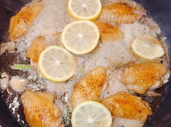 step5: 大火把可樂煮滾後，加入檸檬片和老抽（剛巧家中用完未補給，所以我沒有加；老抽主要是讓雞中翼上色，色澤更美。），然後轉中小火，開蓋燜煮（時不時兜勻一下）約20分鐘或煮至<a href="https://bit.ly/3zHU5V3" target="_blank" data-keyword="雞翼" class="guide-link"><strong>雞翼</strong></a> <span style="display:inline-block;vertical-align:middle;margin-top:-3px;color:initial;border-radius:3px;padding:2px 3px;font-size:12px;line-height:14px;background:#87d300;color:#fff;">即買</span> 熟透。試味，如有需要，可酌量加入冰糖/鹽調味。