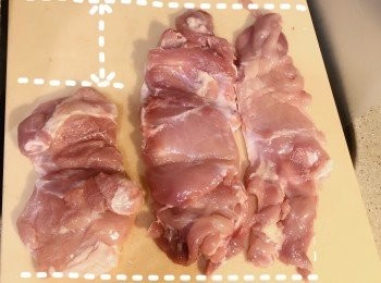 step2: 將<a href="https://bit.ly/2ZxapeY" target="_blank" data-keyword="雞扒" class="guide-link"><strong>雞扒</strong></a> <span style="display:inline-block;vertical-align:middle;margin-top:-3px;color:initial;border-radius:3px;padding:2px 3px;font-size:12px;line-height:14px;background:#87d300;color:#fff;">即買</span> 較厚位置切薄，令<a href="https://bit.ly/2ZxapeY" target="_blank" data-keyword="雞扒" class="guide-link"><strong>雞扒</strong></a> <span style="display:inline-block;vertical-align:middle;margin-top:-3px;color:initial;border-radius:3px;padding:2px 3px;font-size:12px;line-height:14px;background:#87d300;color:#fff;">即買</span> 厚薄平均及更長。（增高成功）