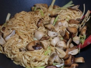 step4: 伊麵回鑊加入韮黃，加水及醬料炒至收汁