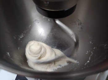 step1: 把所有材料混合，用廚師機攪拌成光滑麵糰（如無機可用手搓）
 **水份按濕度自行調節
