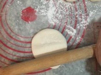 step14: 接著在延著麵糰邊緣，先往內推桿再往外壓桿出來；整圈都桿壓過2-3次後即成包子皮；