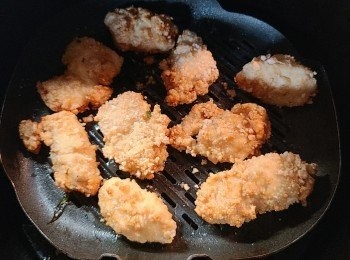 step7: 氣炸鍋180度，放入雞塊並噴上少許油，氣炸 約8-10分鐘（中途抽出來翻面及噴油）炸至金黃脆身，撒上淮鹽，拌入已炸的九層塔葉，鹽酥雞便完成。