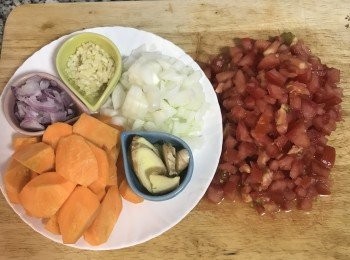 step4: 趁醃牛肉時，將蒜頭切末、洋蔥和紅蔥頭切小丁、薑切片、紅蘿蔔滾刀切塊、蕃茄去梗切小丁；