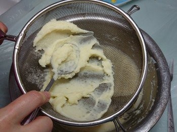 step3: 如想薯蓉更軟滑，可過篩。但如嫌此舉麻煩，可略，那便可吃到薯蓉大大小小的口感。