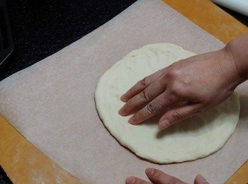 step8: 把麵糰移到牛油紙上； 再用手指按壓放<span class="group_2">餡料</span>的部份（中間薄些， 但邊位要厚些）