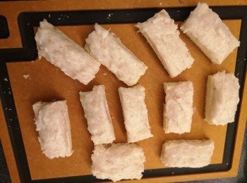 step2: 一片白方包先釀上蝦膠，再隨自己喜歡的切法切成一件件，蝦膠醮上粟粉，之後蛋液，再鋪上杏片。