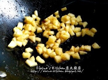 step4: 再加入2湯匙蘋果玫瑰果醬拌勻至水份收乾成餡料