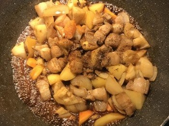 step7: 並加入糖、胡椒粉、鰹魚粉和米酒拌炒均勻；