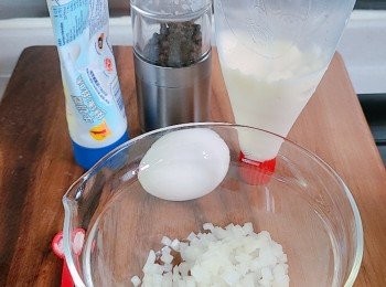 step5: <span class="group_4">他他醬</span>材料：洋蔥和水煮蛋切碎。