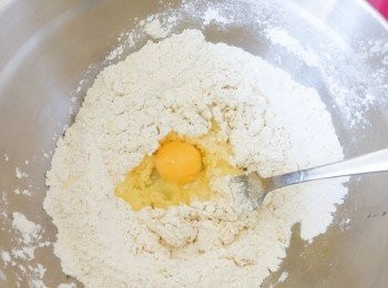 step2: 將麵粉和雞蛋放入碗內，拌勻