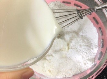 step4: 慢慢加入牛奶及淡忌廉攪拌，直至糖溶化及完全無粉粒(有需要時可過篩)。