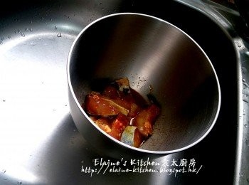 step3: 逐一將薑汁 , 酒 , 味椒鹽 , 胡椒粉 , 生抽 , 糖及雞蛋拌勻靜待30分鐘