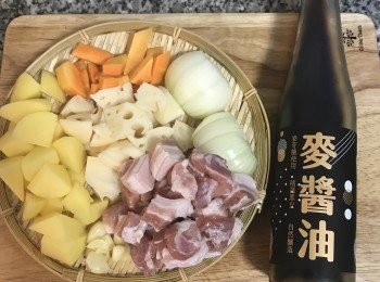 step2: 五花肉切小塊，蒜頭略切；洋蔥、蓮藕、馬鈴薯和紅蘿蔔都切塊狀；