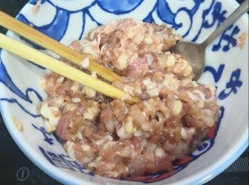 step5: 先落油爆香四季豆，
大火將之前蝦米水續小落入，
再炒至收水先上碟