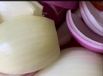 step7: 小貼士：
牛尾可在凍肉店或超市購買，凍肉批發店需整條購買，可請凍肉店切件，如在普通凍肉店或超市(已經切件)，可按照需要購買。