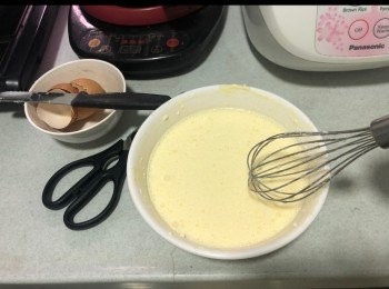 step2: 用blender 打軟忌廉芝士
分三次加入砂糖
再加入兩隻全蛋
加入淡忌廉
搞匀至幼滑