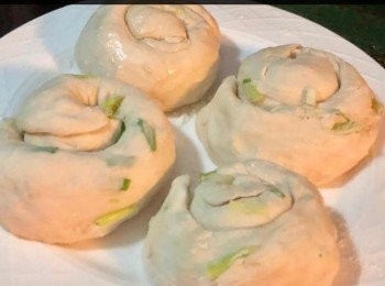 step4: 再於板上，撒在麵粉上，用手輕輕以麵棍將麵糰摲成一塊圓形的麵皮。