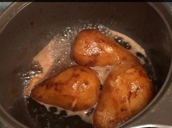 step2: 將梨去皮，倒入煮好的紅酒和溶了的糖內，以中低火中慢煮約30-45分鐘。