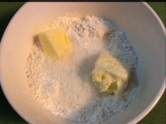 step4: 碎糖 Crumble 的分量及做法：
4 湯匙糖，麵粉1/2杯和20g 牛油。