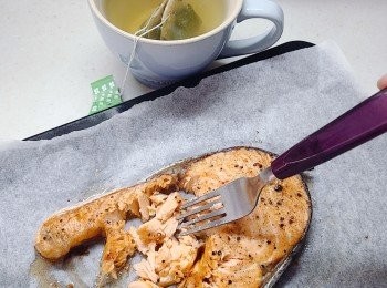 step8: 之後將刺挑出， 用叉弄碎魚肉。兩個茶包加熱水泡約三至五分鐘。