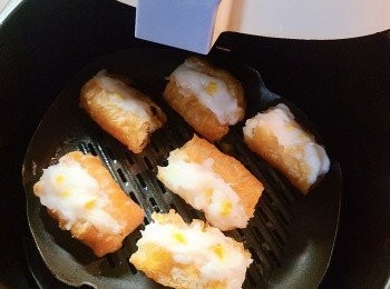 step3: 預熱氣炸鍋，160度氣炸約8-10分鐘。吃時可配以泰式甜醬伴食，更添滋味。