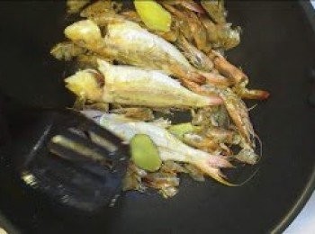 step2: 魷魚去內臟及去衣後切圈備用, 翠肉瓜洗淨切粒備用,