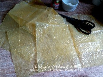 step3: 腐皮用剪刀去邊位 , 再對摺剪開 , 一塊可剪出四塊腐皮(切去的腐皮邊千其唔好掉呀 , 可以留黎煲糖水)