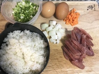 step1: 要做炒飯的白飯不能煮太軟，煮好的飯要燜夜下才開飯鍋；蔥洗淨切蔥花；紅蘿蔔切小丁；洋蔥切小塊；里肌肉切絲；