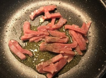 step5: 原鍋再加些油下肉絲、黑胡椒粉和少許鹽拌炒到半熟；