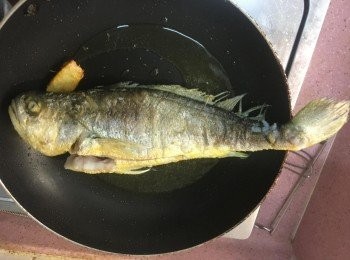 step5: 每邊煎香脆便完成放上碟！鑊放上油燒熱放下乾蔥頭、蒜頭及蔥爆香，後加上適量甜豉油、生抽及少許砂糖滾𢓭便可！美味可口^^