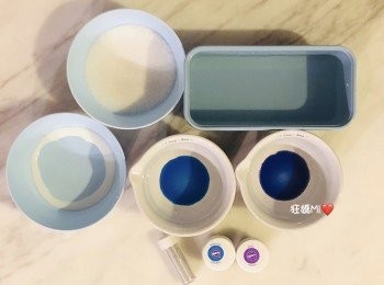 step1: 上層🔮星空做法👇🏻
預先將喜愛色素用小量(约5g)清水調開，備用。*藍和紫