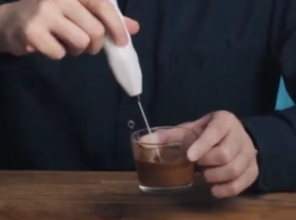 step1: 加入即用咖啡，水，糖。 
用匙羹或打泡機，打到變淺啡色，起泡。