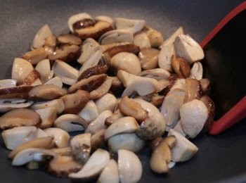 step3: 爆香草菇及冬菇，炒至軟身