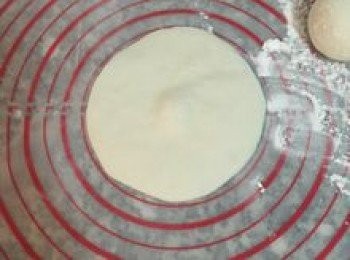 step15: 翻面放好，桿好的包子皮外圈較薄，中間較厚，這樣包内餡時才會好包，全部10個都桿好並依序排好喔！