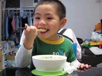 step4: 肉蟹放涼後起肉備用,海鮮湯煲好後隔渣倒回煲中,加入翠肉瓜粒及蟹肉, 滾5分鐘, 之後加入蝦粒及魷魚圈至煮熟, 最後加入白飯, 食得