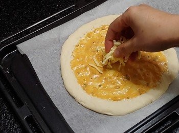 step10: 掃上適量千島醬； 灑上一層芝士